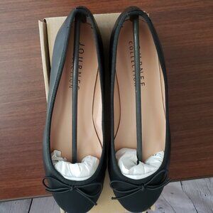 Journee Collection Vika Flats